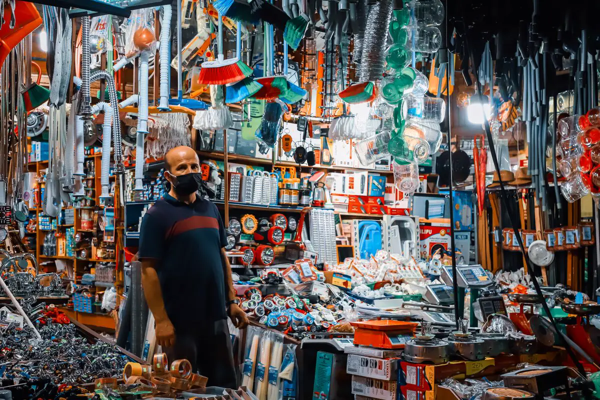 Negoziante nella sua bottega