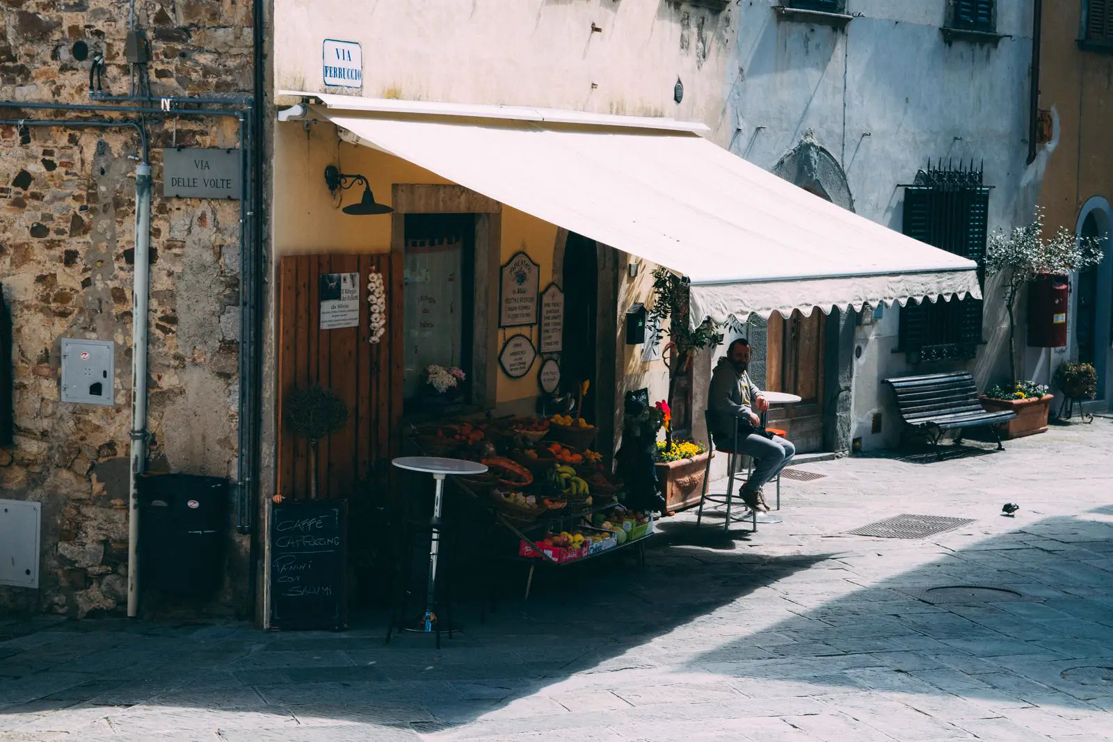 Bottega di paese con la tenda sulla via